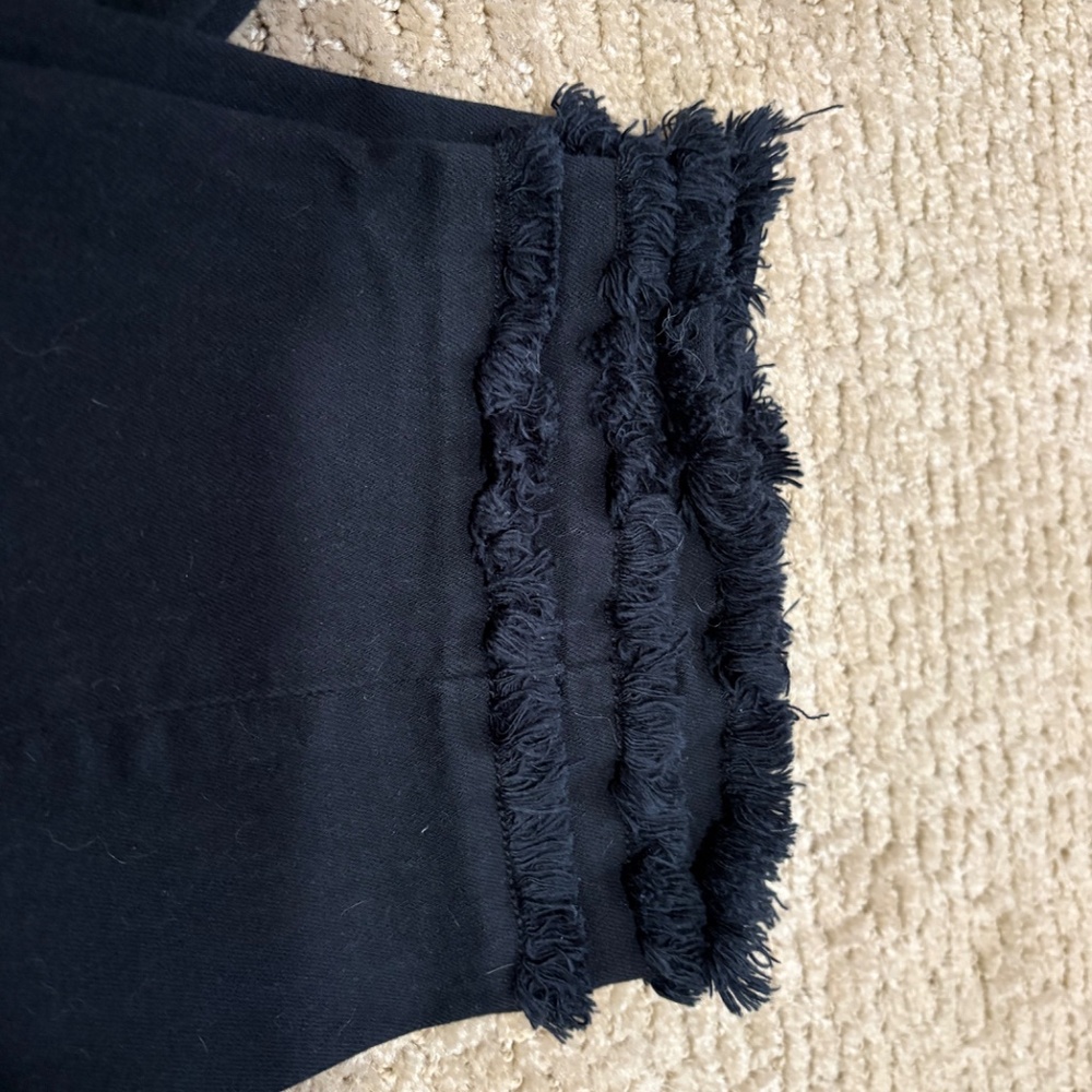 Chico's Black Pull On Denim Capri Jeans Fringe Hem Size 1 US 8 - Picture 2 of 4